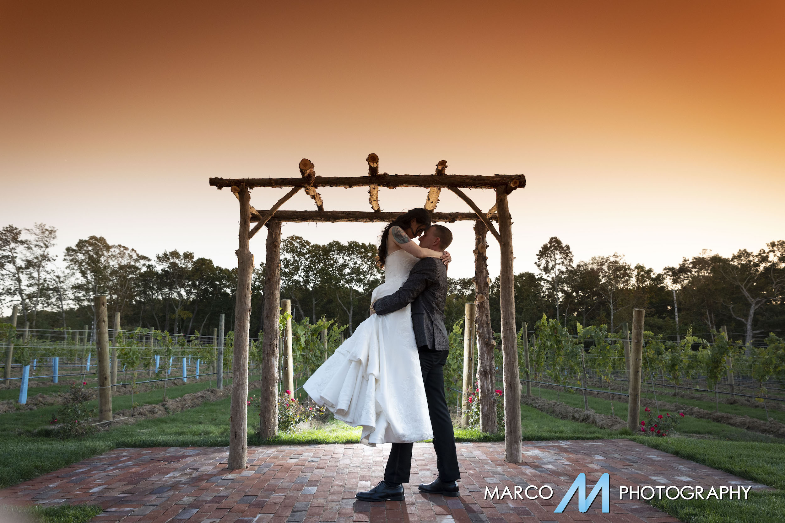 Ceremony at the vineyard arbor 4T6A3390